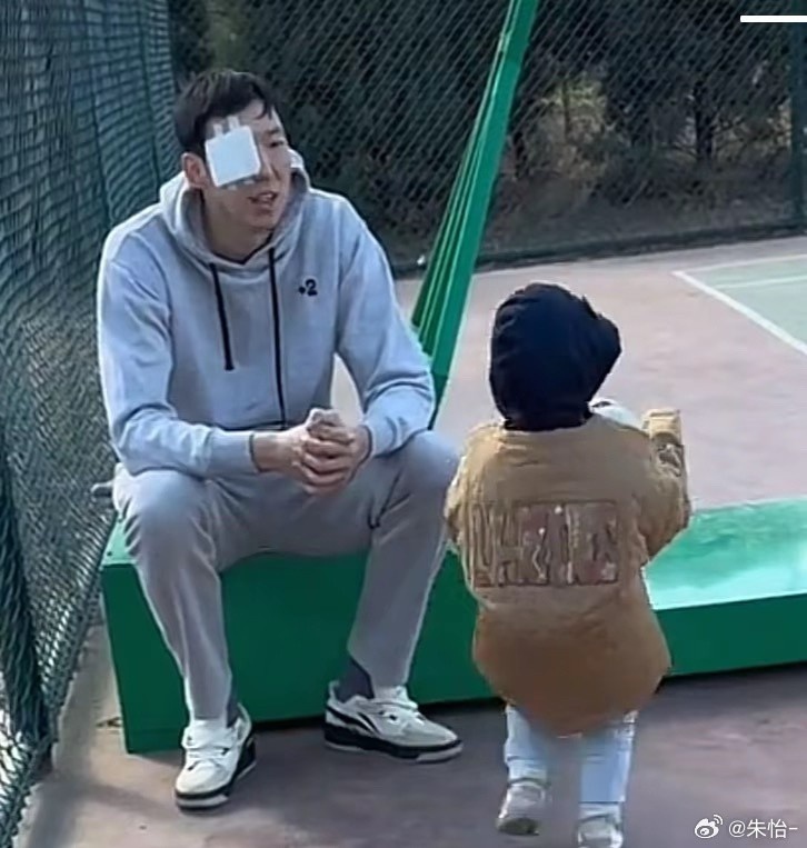 顧家好男人！記者曬出周琦手術(shù)后回歸家庭帶娃照片